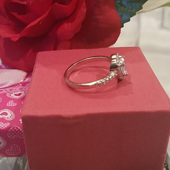 💎Gorgeous Heart Shaped CZ Ring - Picture 5 of 7